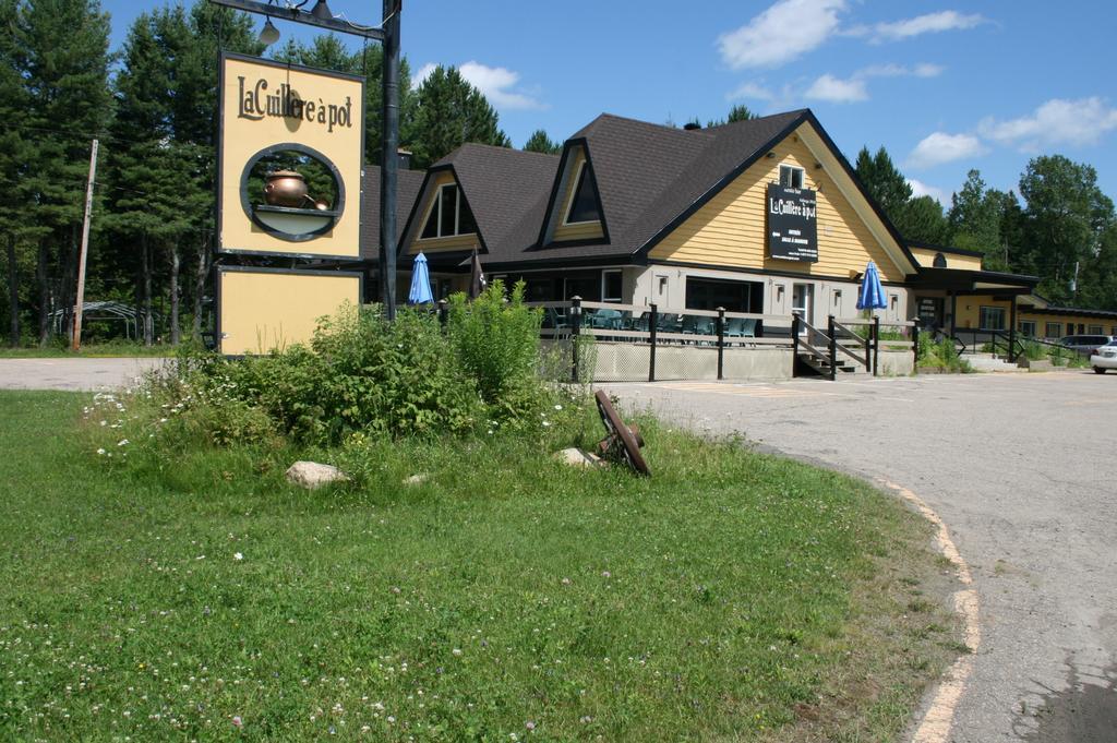 La Cuillere A Pot Hotell Saint-Donat-de-Montcalm Exteriör bild