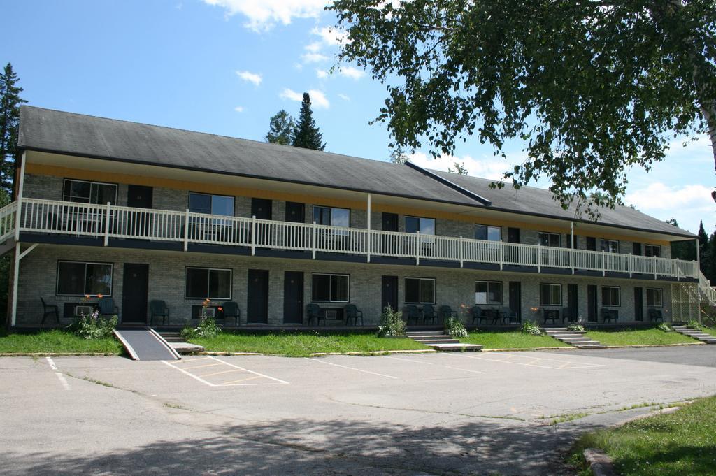 La Cuillere A Pot Hotell Saint-Donat-de-Montcalm Exteriör bild