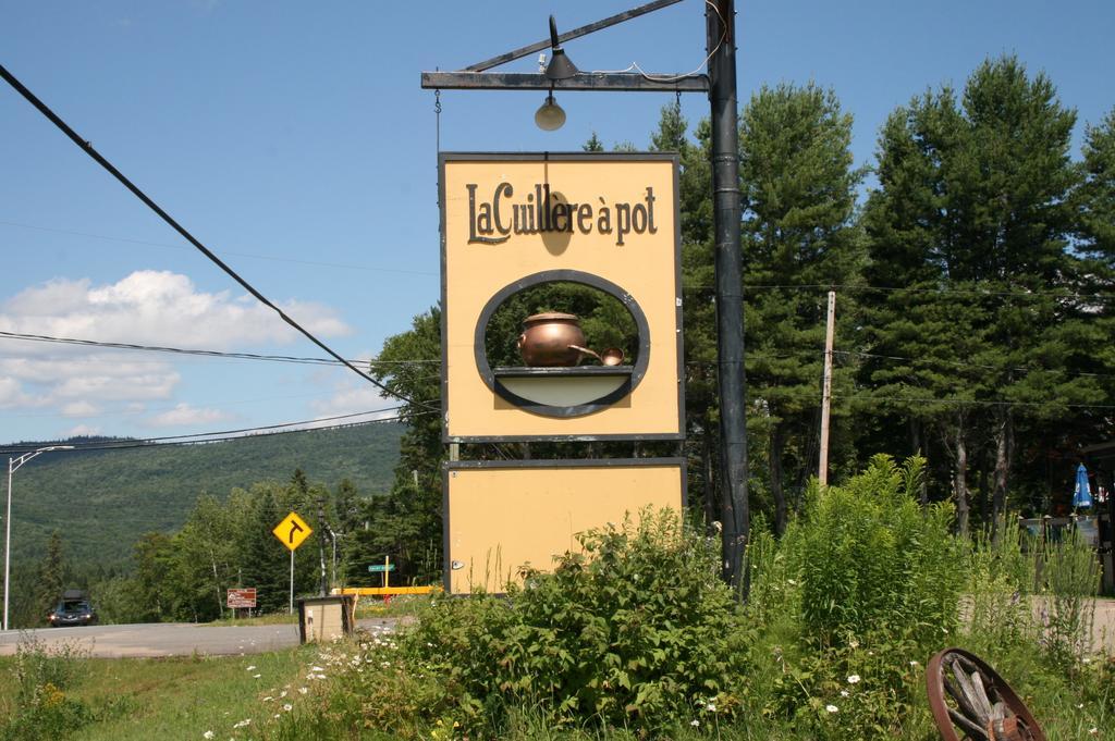 La Cuillere A Pot Hotell Saint-Donat-de-Montcalm Exteriör bild