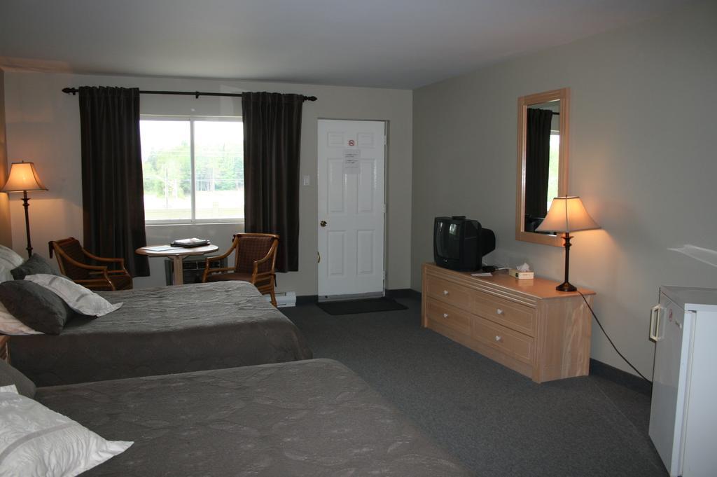 La Cuillere A Pot Hotell Saint-Donat-de-Montcalm Exteriör bild